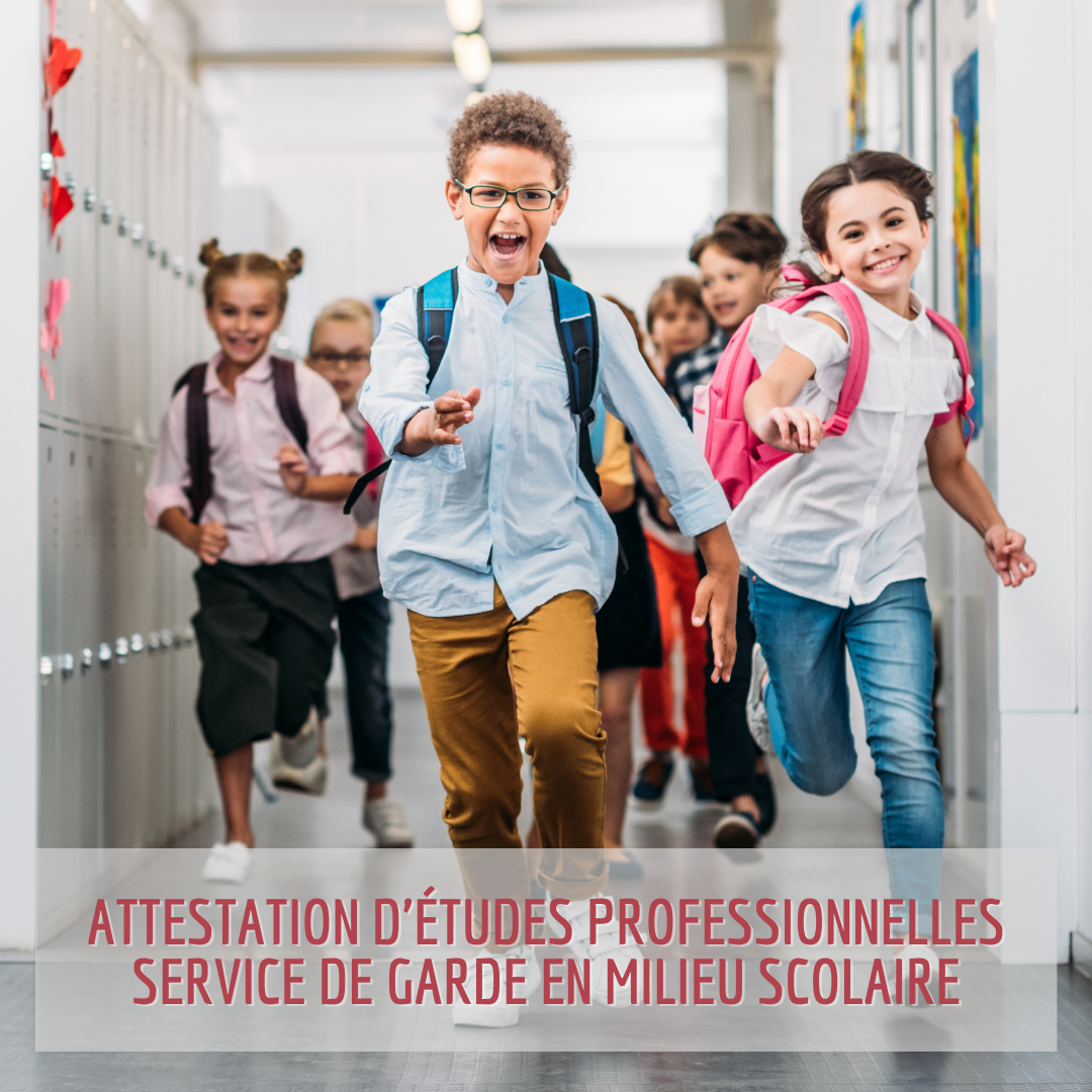 AEP Service de garde Parcours Formation | Éducateur, éducatrice en service de garde | Enfants qui courent dans un corridor avec leur sac à dos