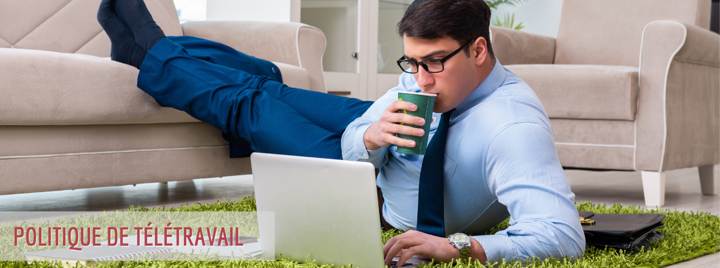 Parcours Formation | Politique de télétravail | Homme allongé avec un portable en buvant un café